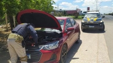 PRF apreende carro roubado durante abordagem em Juazeiro-BA
