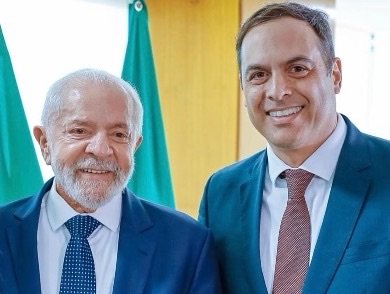 PAULO CÂMARA DIZ ESTAR HONRADO PELO CONVITE DE LULA PARA REASSUMIR O BNB