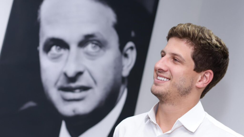Com resgate de Eduardo, João Campos assume pré-candidatura a governador
