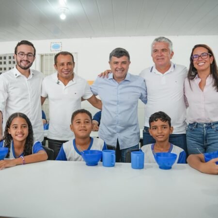 Ao lado do prefeito Albino Silva, Eduardo e Lula da Fonte tomam café da manhã em Condado e acompanham iniciativa que oferta duas merendas por turno em escolas públicas; projeto já tramita em Brasília