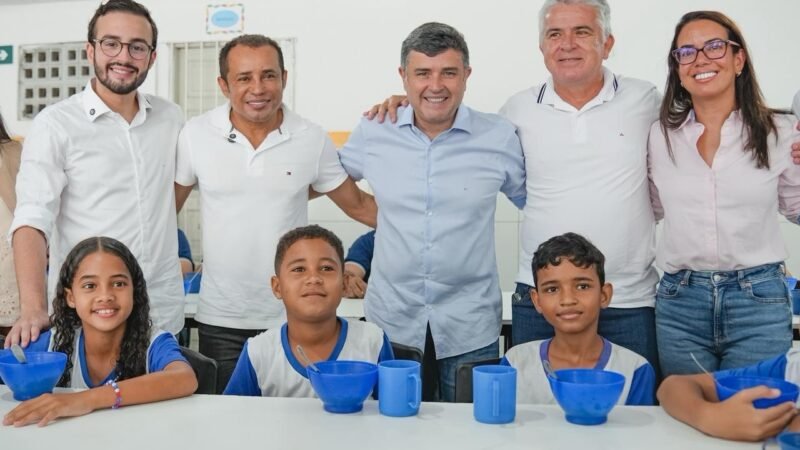 Ao lado do prefeito Albino Silva, Eduardo e Lula da Fonte tomam café da manhã em Condado e acompanham iniciativa que oferta duas merendas por turno em escolas públicas; projeto já tramita em Brasília