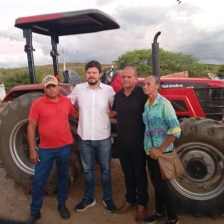 Vereador Zé Carlos entrega trator ao lado do deputado Fernando Filho e fortalece agricultura rural em Verdejante