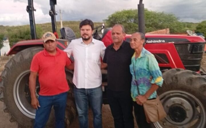 Vereador Zé Carlos entrega trator ao lado do deputado Fernando Filho e fortalece agricultura rural em Verdejante