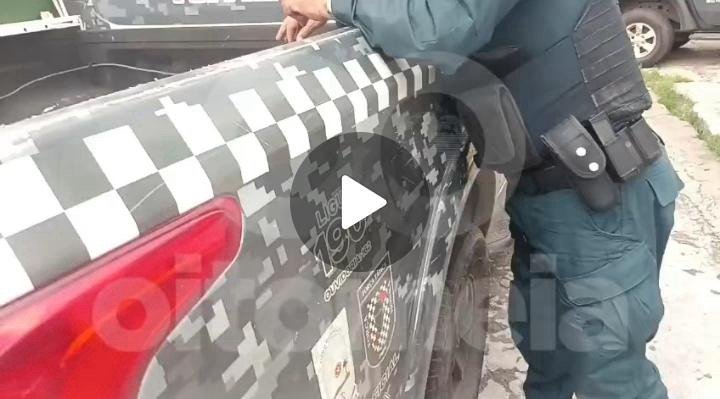 Homem é conduzido pelos policiais do Motopatrulhamento do Comando de Policiamento Metropolitano e da Força Tática do 1° Batalhão de Polícia Militar suspeito de tráfico de drogas, pela posse de crack, na praça Marechal Deodoro da Fonseca, a Praça da Bandeira, no centro de Teresina EFRÉM RIBEIROPara o Zap do Efrém