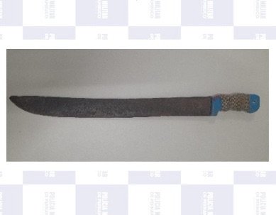 Polícia flagra homem com facão na cintura no bairro Divino Espírito Santo