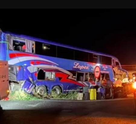 Ônibus com religiosos bate em carreta e deixa 2 mortos e 33 feridos em MG
