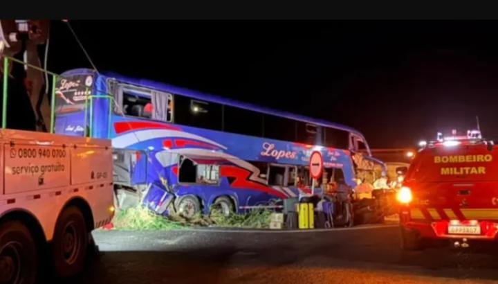 Ônibus com religiosos bate em carreta e deixa 2 mortos e 33 feridos em MG