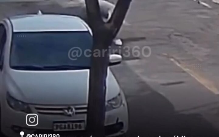 Homem morre após passar mal em via pública no bairo Franciscano, em Juazeiro doNorte (CE)Um homem ainda não identificado morreu no inícioda tarde desta terça-feira, 21 de abril, após passarmal em via pública no bairro Franciscano, em Juazeiro do Norte.A ocorrência foi registrada na Rua Santa Isabel, emfrente ao número 1459. Segundo relatos detestemunhas, a vítima levou a mão ao peito,tentou massagear a região e caiu ao solo na sequência.Uma equipe do Serviço de Atendimento Móvel deUrgência(SAMU) foi acionada, mas apenas pôde constataro óbito no local. A suspeita inicial é de infartofulminante, com base nos relatos de que o homemcaiu da própria altura após o mal-estar.A Polícia Militar foi acionada para isolar a área atéa chegada da Perícia Forense. O corpo foi encaminhado ao Núcleo de Perícia Forense doCariri para identificação oficial e exame de necropsia, que deve apontar a causa da morte.