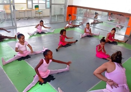 Projeto Cultural Dançaterapia cadastra crianças neste sábado para aulas de ballet clássico e danças populares em Umãs