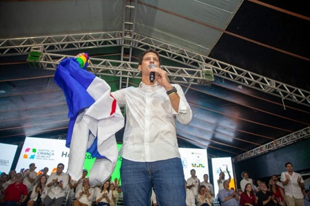 João Campos renuncia ao mandato de prefeito do Recife empunhando a Bandeira de Pernambuco