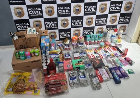 Polícia Civil prende duas mulheres com vários produtos furtados de atacarejo