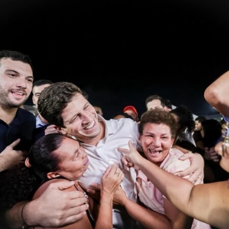 João Campos prestigia aniversário de Abreu e Lima junto ao povo
