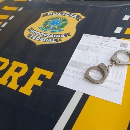 PRF cumpre mandado de prisão durante abordagem