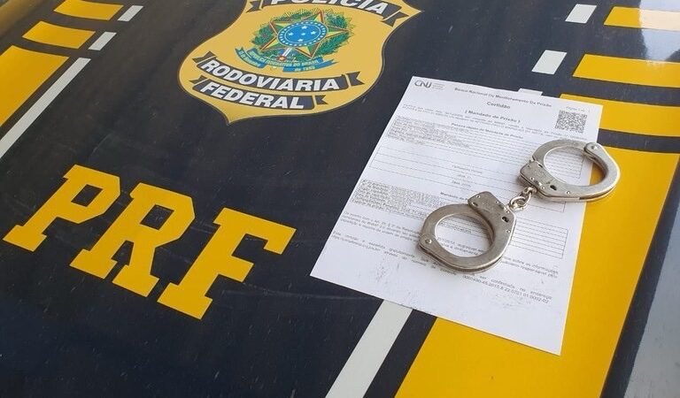 PRF cumpre mandado de prisão durante abordagem