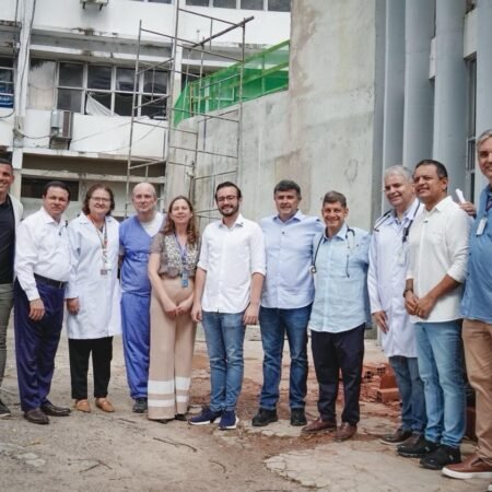 Eduardo e Lula da Fonte visitam obras e comemoram chegada de equipamento cardíaco no Hospital Agamenon Magalhães, fruto de solicitação dos parlamentares
