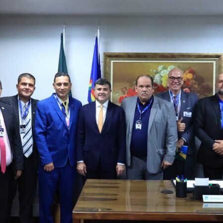 Eduardo da Fonte defende direitos dos taxistas em reunião com o presidente do SindTáxi e representantes da categoria em Brasília.