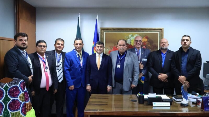 Eduardo da Fonte defende direitos dos taxistas em reunião com o presidente do SindTáxi e representantes da categoria em Brasília.