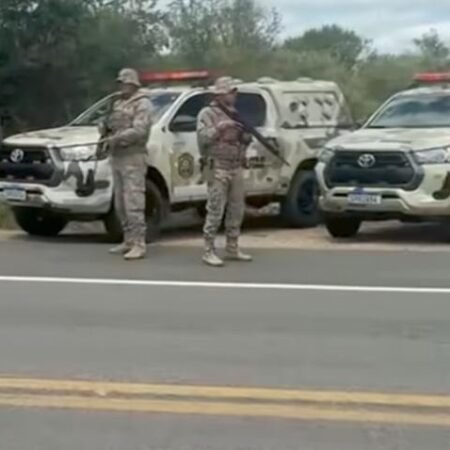 Uma operação do BEPI resultou na prisão de dois suspeitos de envolvimento em roubo de cargas, além da recuperação de mercadorias e de um veículo roubado, resgate de um refém e apreensão de arma de fogo. A ação ocorreu durante a Operação Madrugada Segura, em Salgueiro, na madrugada desta terça-feira, 5