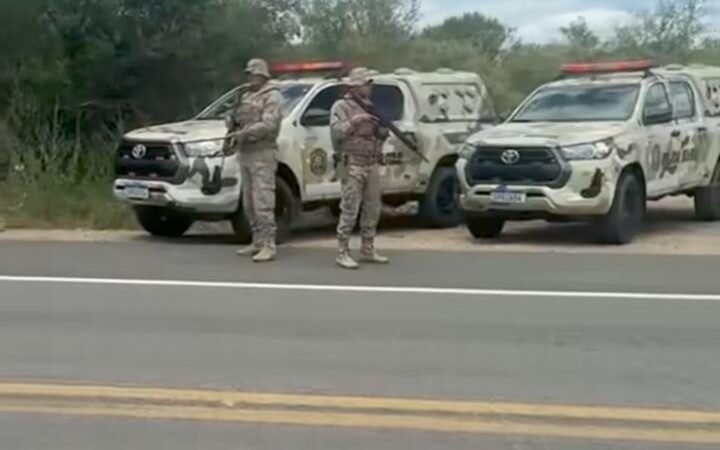 Uma operação do BEPI resultou na prisão de dois suspeitos de envolvimento em roubo de cargas, além da recuperação de mercadorias e de um veículo roubado, resgate de um refém e apreensão de arma de fogo. A ação ocorreu durante a Operação Madrugada Segura, em Salgueiro, na madrugada desta terça-feira, 5