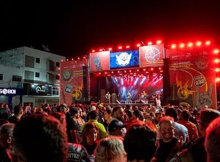 Banda cover de Roupa Nova e um dos maiores vocalistas de bandas bailes do Brasil sobem ao palco do Salgueiro Moto Fest hoje