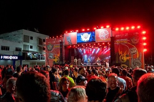 Banda cover de Roupa Nova e um dos maiores vocalistas de bandas bailes do Brasil sobem ao palco do Salgueiro Moto Fest hoje