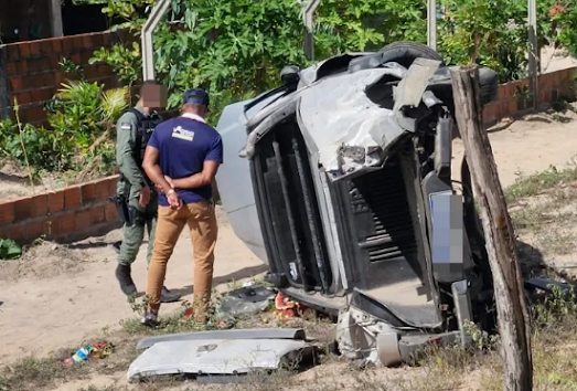 Caminhonete capota na PE-300 no Sertão de PE; Homem morre e outro fica ferido
