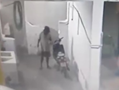 Morador de rua é flagrado furtando retrovisor de moto estacionada em garagem de residência em Salgueiro