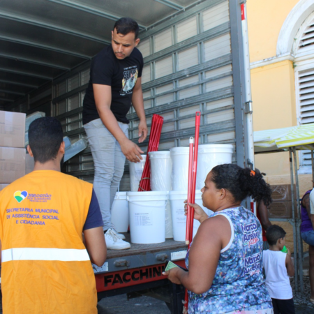 Programa Amor por Jaboatão entregou donativos às famílias atingidas pelas chuvas na Moenda de Bronze