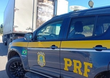 Carga com 23 toneladas de linguiça calabresa sem nota fiscal é apreendida pela PRF em Floresta-PE