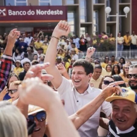 Multidão acompanha João Campos durante caminhada pela feira livre de Ouricuri