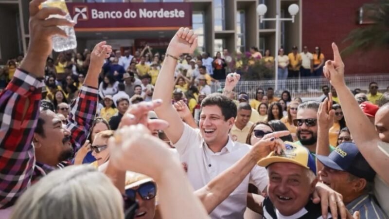 Multidão acompanha João Campos durante caminhada pela feira livre de Ouricuri