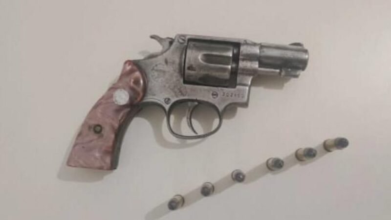 Indivíduo suspeito de violência doméstica foge pela caatinga e deixa revólver para trás em Cabrobó