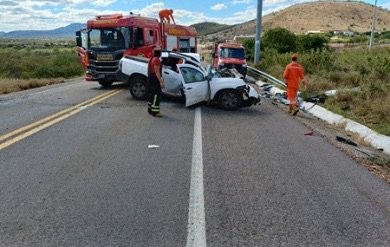 Colisão entre carro e caminhão deixa duas pessoas feridas em Serra Talhada