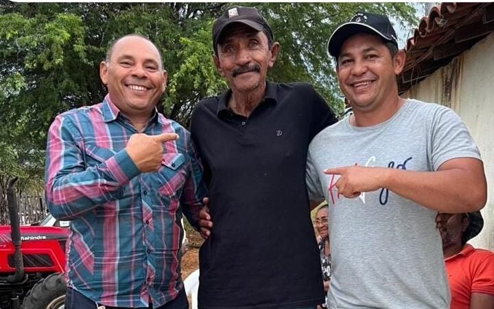 Presidente da Câmara Cassiano Lopes e vereador Jair da Barreira visitam comunidade Pedra Branca em Mirandiba