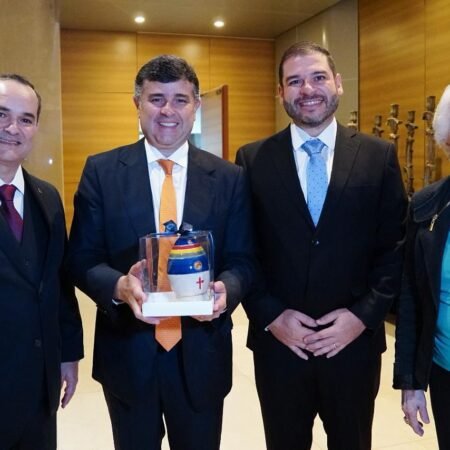 Ao lado da sua mãe Celina da Fonte, Eduardo da Fonte participa da posse da nova diretoria do Sescap-PE