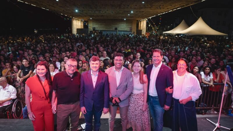 Ao lado de Joel da Harpa, Eduardo da Fonte participa do Projeto Juntos Somos Mais Fortes com Jesus, no Recife Antigo