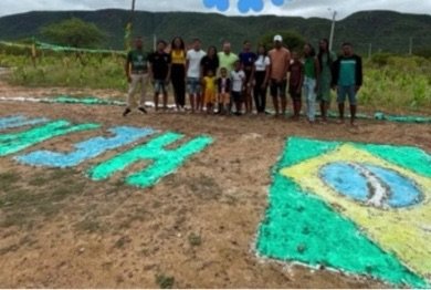Moradores da Aldeia Mulungu, em Salgueiro, fazem ornamentação da Copa do Mundo no chão de terra