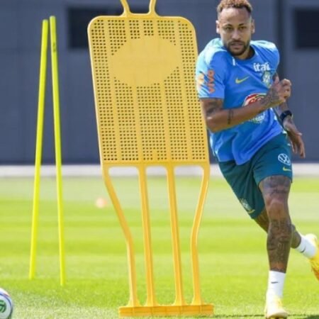 Neymar treina com bola e se aproxima de retorno pela Seleção Brasileira contra a Escócia