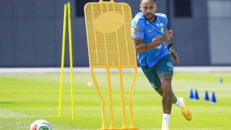 Neymar treina com bola e se aproxima de retorno pela Seleção Brasileira contra a Escócia