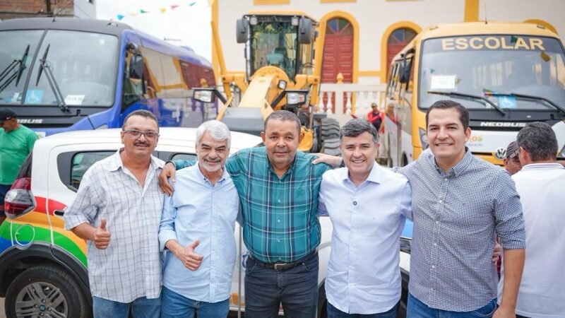 Eduardo da Fonte e Humberto Costa fazem entregas em São Benedito do Sul ao lado do prefeito Zé Baiano e Dannilo Godoy