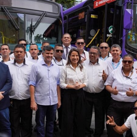 Ao lado da governadora Raquel Lyra, Eduardo da Fonte participa da entrega de 40 novos ônibus para a Região Metropolitana do Recife e reforça a importância do pagamento via Pix