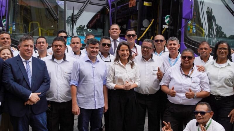 Ao lado da governadora Raquel Lyra, Eduardo da Fonte participa da entrega de 40 novos ônibus para a Região Metropolitana do Recife e reforça a importância do pagamento via Pix