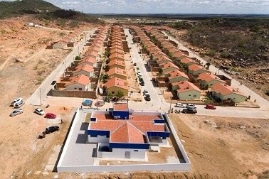 Homem apedreja telhados de casas no Residencial Santo Antônio e ameaça moradores