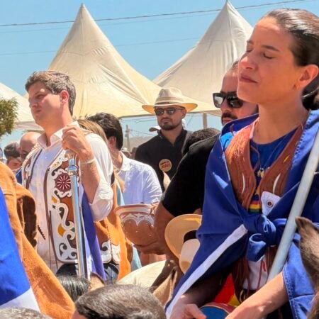 Raquel Lyra e João Campos dividem o mesmo espaço na Missa do Vaqueiro