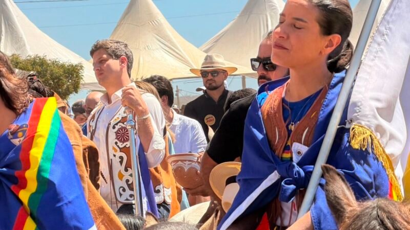 Raquel Lyra e João Campos dividem o mesmo espaço na Missa do Vaqueiro