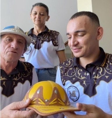 Artesão salgueirense Irineu do Mestre visita casa de João Gomes e agradece por apoio para o fortalecimento do artesanato em couro