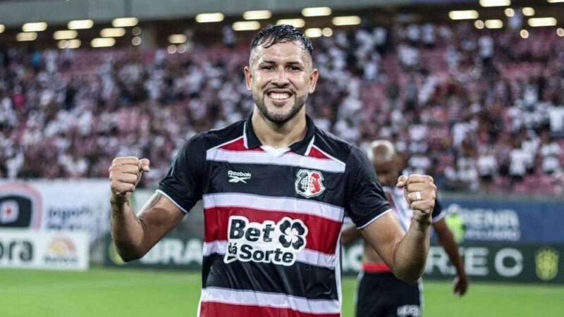 Pedro Favela está com três faturas, mas se recusa parar de jogar, afirma técnico do Santa Cruz