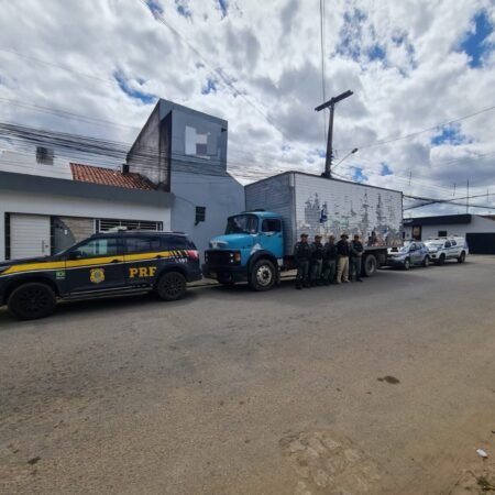 Dupla é detida com caminhão roubado na BR 232, em Custódia