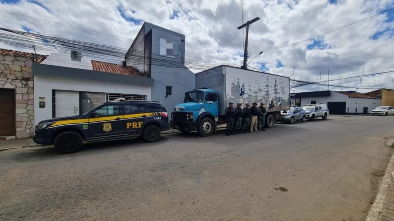 Dupla é detida com caminhão roubado na BR 232, em Custódia