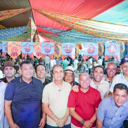 Ao lado do presidente da Câmara Irmão Genival e da bancada de vereadores de Ipojuca, Lula e Eduardo da Fonte participam do Arraiá do Servidor
